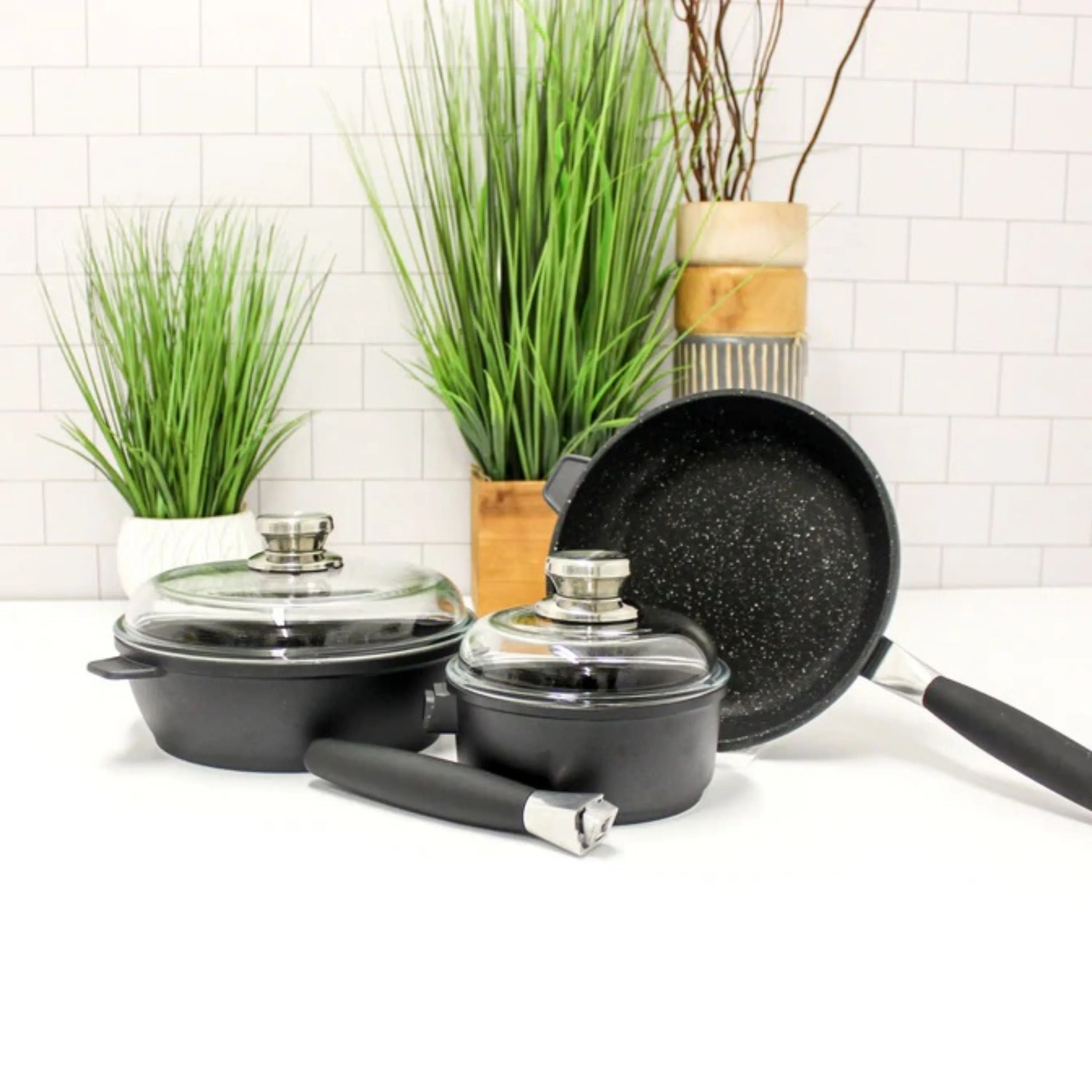 BergHOFF Scala Non-stick Cast Aluminum 9.5" Sautepan 3Qt., Glass Lid, Detachable Handle, Black